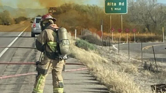 Mỹ: Lật xe tải chở hóa chất độc hại trên tuyến đường huyết mạch bang Arizona