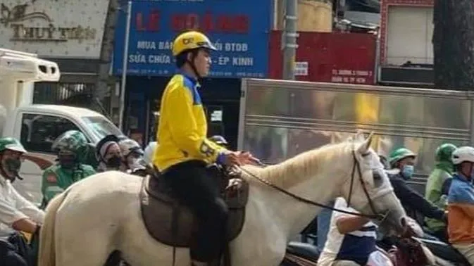 Xử phạt thanh niên cưỡi ngựa trên đường phố