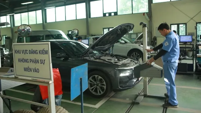 Không từ chối kiểm định xe thiết kế 1 đèn lùi, xe dán đề can…