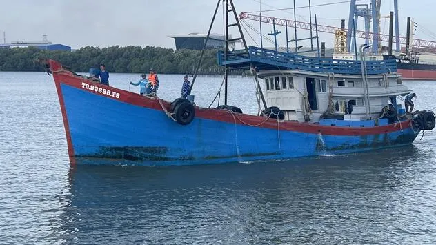 Bộ Tư lệnh Vùng Cảnh sát biển 3 tạm giữ tàu chở 25.000 lít dầu DO không rõ nguồn gốc