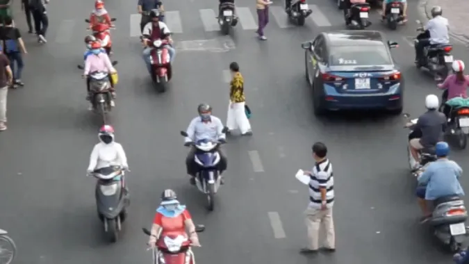 TPHCM: 3 người đi bộ sai bị xử phạt