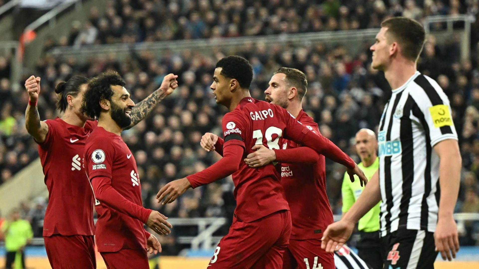 Cặp đôi tân binh giúp Liverpool hạ 10 người Newcastle