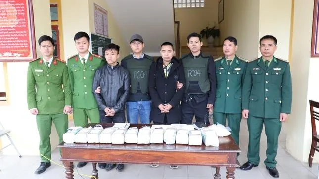 Bắt giữ 12kg ketamine, 5600 viên hồng phiến đưa từ Lào vào Việt Nam