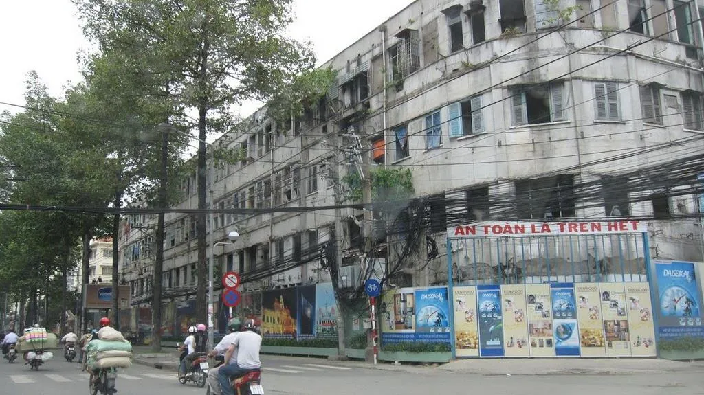 TPHCM: 3 người đi bộ sang đường không đúng nơi qui định bị xử phạt