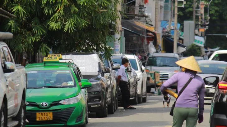 TPHCM: Tăng cường xử lý vi phạm lấn chiếm lòng đường, vỉa hè