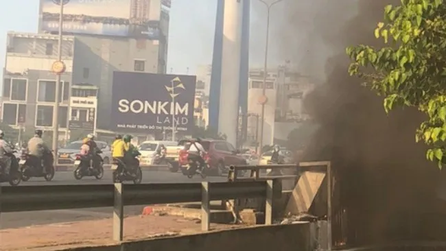 Cháy hộp chứa dây điện, cáp viễn thông ở cầu Điện Biên Phủ