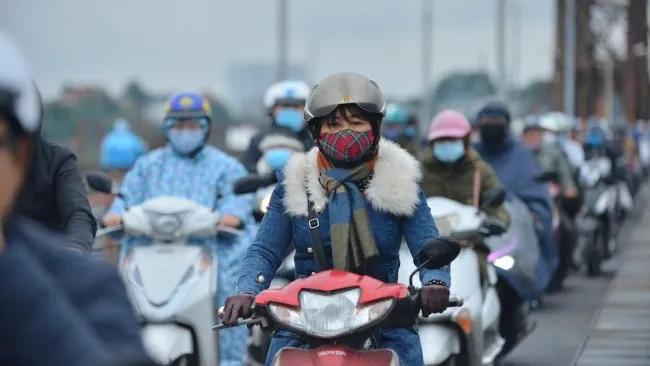 Miền Bắc nhiệt độ giảm mạnh; Biển Đông gió giật cấp 8-9