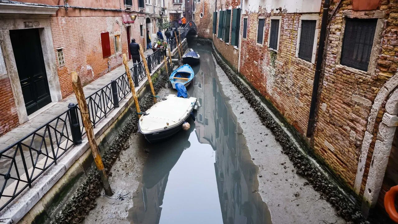 Kênh đào Venice cạn nước, Italy đối mặt với hạn hán nghiêm trọng