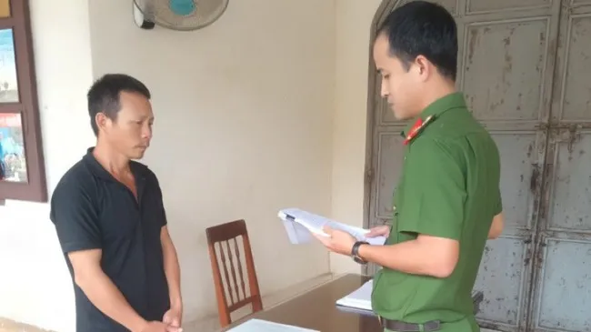 Khởi tố bị can, bắt tạm giam người đánh gãy 2 tay shipper