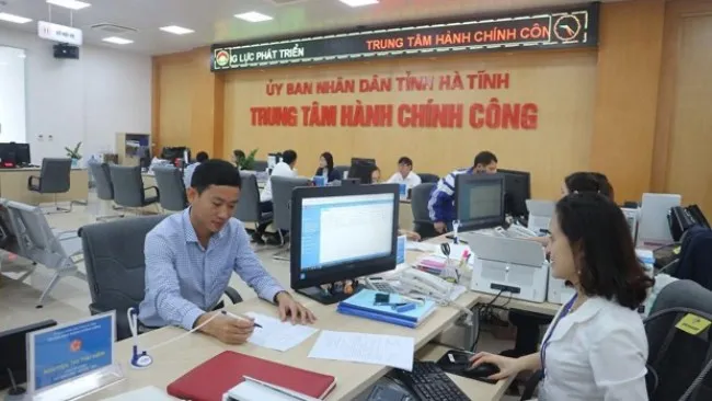 Thủ tướng: Cắt giảm tối thiểu 20% thông tin phải khai báo khi làm thủ tục