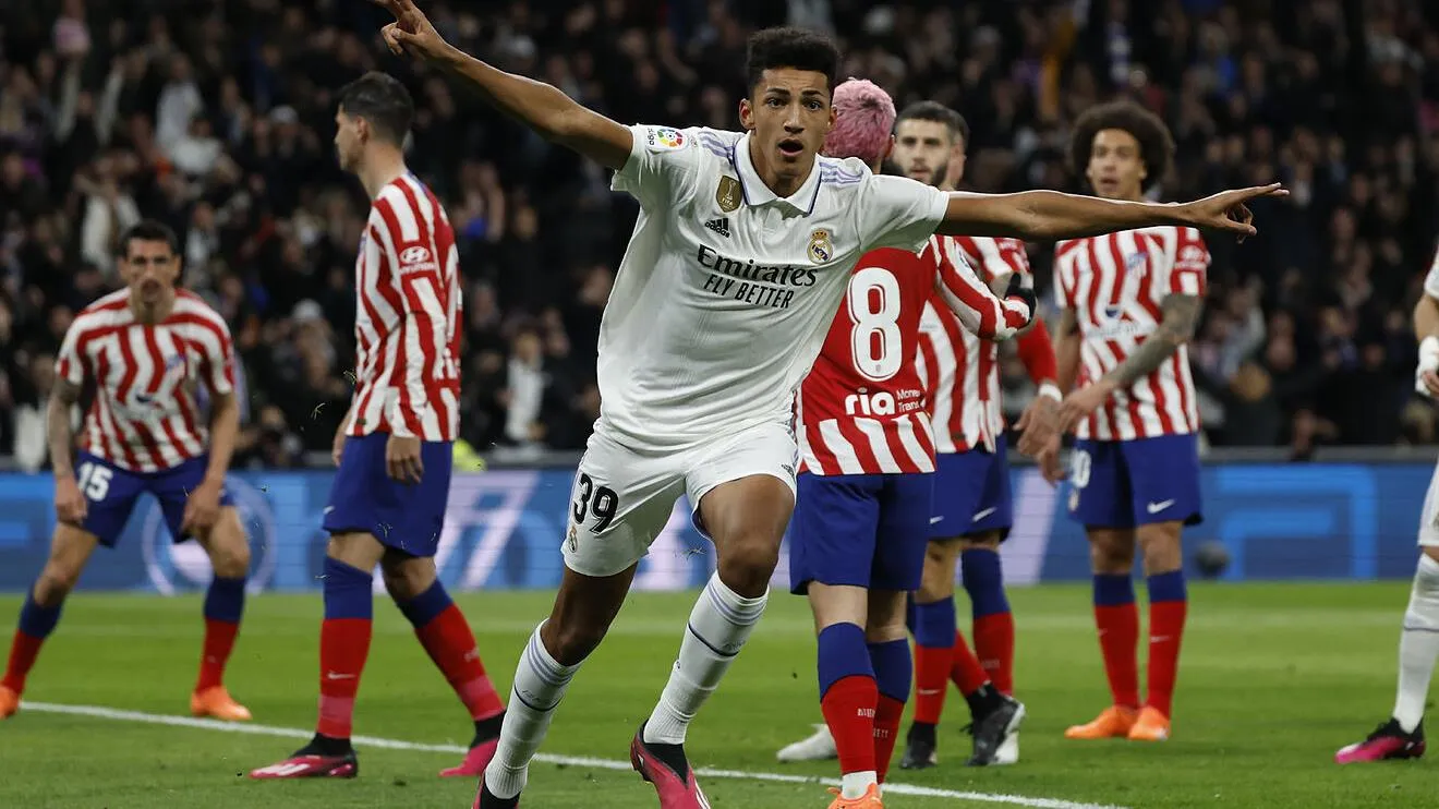 Thoát thua 10 người Atletico, Real nguy cơ bị Barca bỏ xa