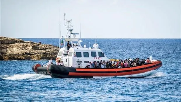 Khoảng 30 thi thể được tìm thấy sau vụ chìm thuyền chở người tị nạn tại Italy