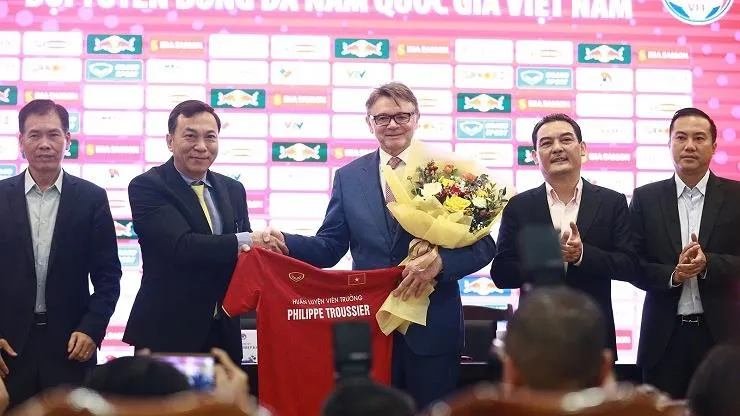 HLV Troussier hướng đến mục tiêu đưa Việt Nam dự World Cup 2026