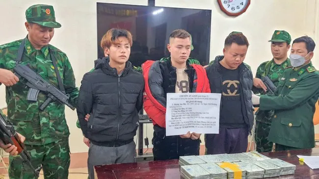 Bắt 3 thanh niên vận chuyển 22 bánh heroin lao xe vào công an