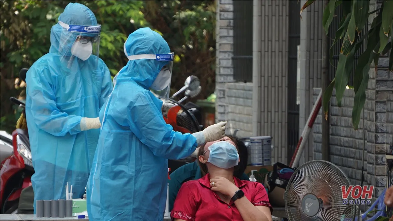 Nghịch lý nhiều y bác sĩ tuyến đầu chống dịch đang phải kiểm điểm