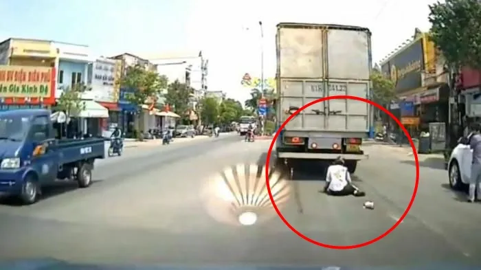 Một nam sinh bị xe tải cuốn vào gầm