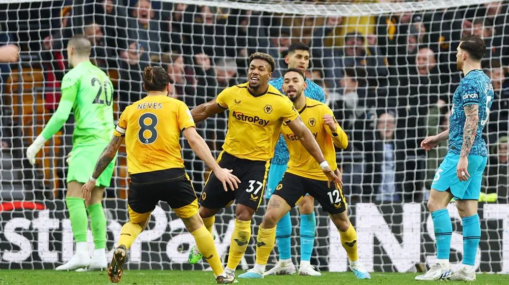 Thua Wolves, Tottenham lỡ cơ hội thu hẹp khoảng cách với MU