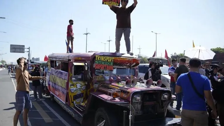 Philippines: Hàng chục ngàn tài xế đình công vì kế hoạch loại bỏ xe jeepney của chính phủ