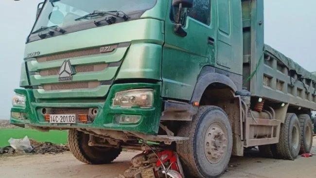 Xe tải cuốn xe máy vào gầm, 3 mẹ con tử vong thương tâm