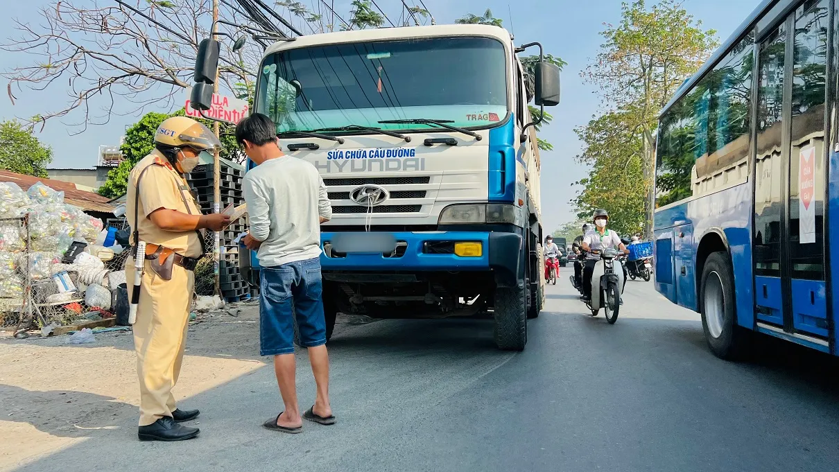 TPHCM: Kiến nghị thí điểm xử phạt nguội xe quá tải