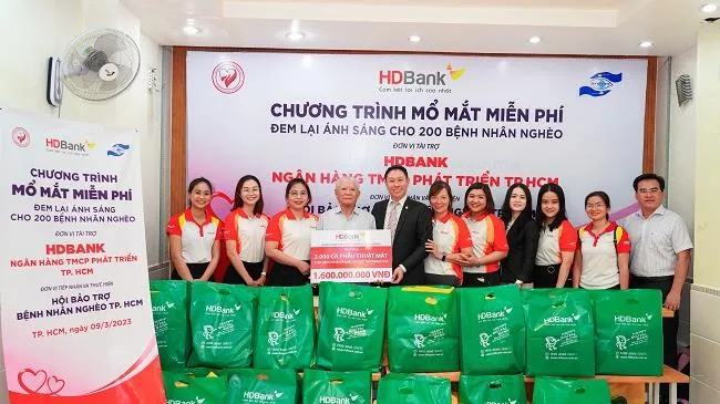 HDBank giúp hơn 200 người nghèo tìm lại ánh sáng