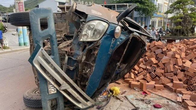 Xe tải chở gạch lật nghiêng, 1 người chết, 3 người bị thương nặng