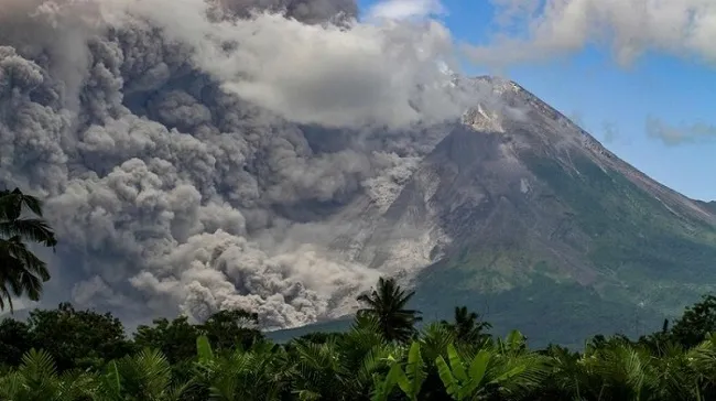 Núi lửa Merapi ở Indonesia phun trào cột tro bụi cao khoảng 3 km