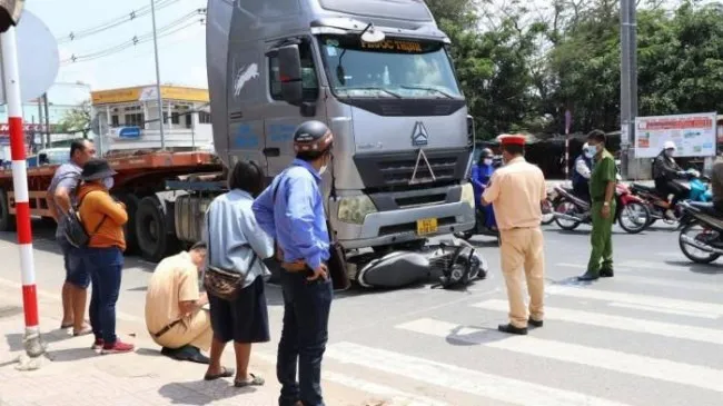 Tin tức tai nạn giao thông hôm nay 13/3/2023: Xe đầu kéo cuốn xe máy vào gầm, 1 người nguy kịch