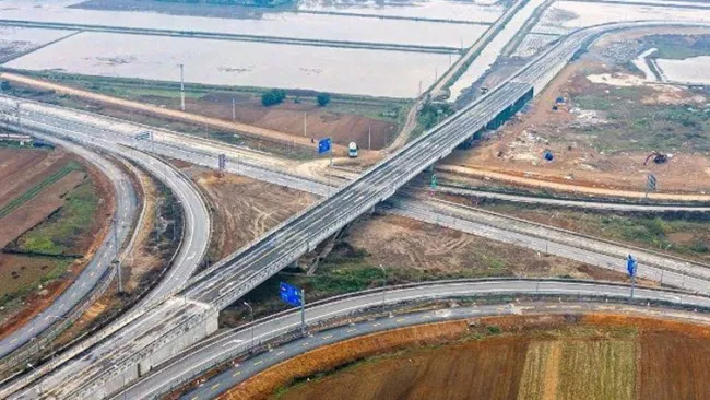 Nỗ lực hoàn thành hơn 410km đường bộ cao tốc Bắc-Nam trong năm 2023