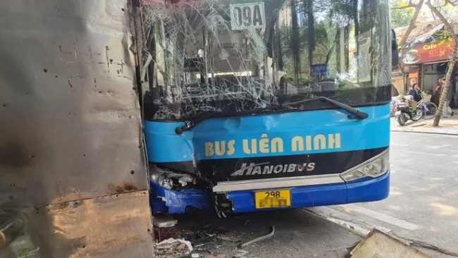 Hà Nội: Xe buýt mất lái lao vào quán bún chả