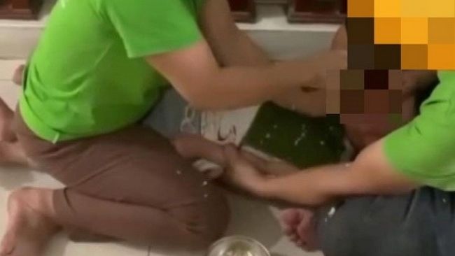 Xác minh đoạn clip trẻ bị đè ra sàn để đút cơm ăn