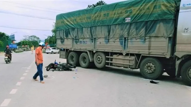 Xe máy va chạm xe tải, 1 người nguy kịch