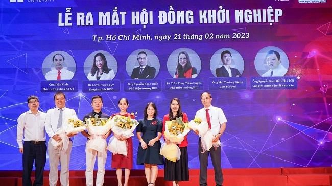 Nhà trường- Nhà tuyển dụng bắt tay: sinh viên hưởng lợi từ đào tạo