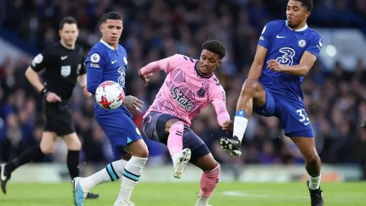 Công làm thủ phá trước Everton, Chelsea đứt mạch 3 trận thắng