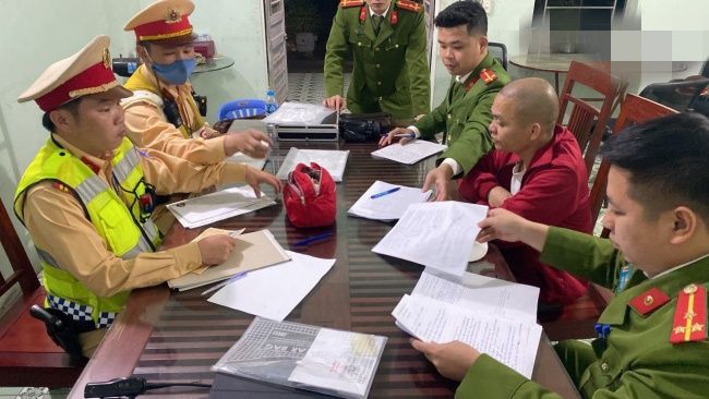 Tiếp tục phát hiện phương tiện sử dụng tem kiểm định giả