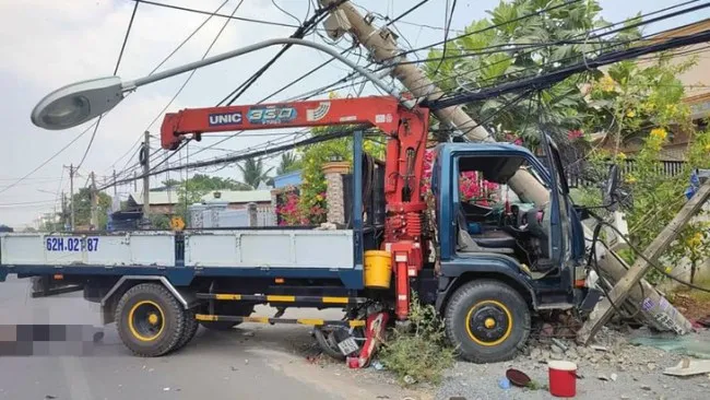 Xe tải tông gãy trụ điện khiến 2 người tử vong, hàng ngàn hộ dân mất điện