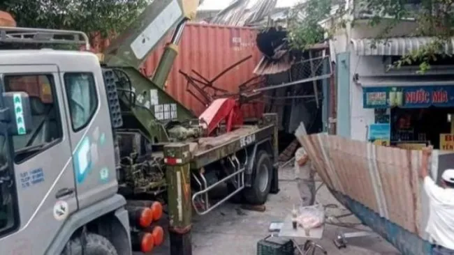Xe container tông sập 3 căn nhà ở TPHCM