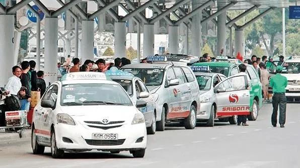 Sân bay Tân Sơn Nhất lý giải việc tăng phí taxi, xe công nghệ đón khách tại sân bay