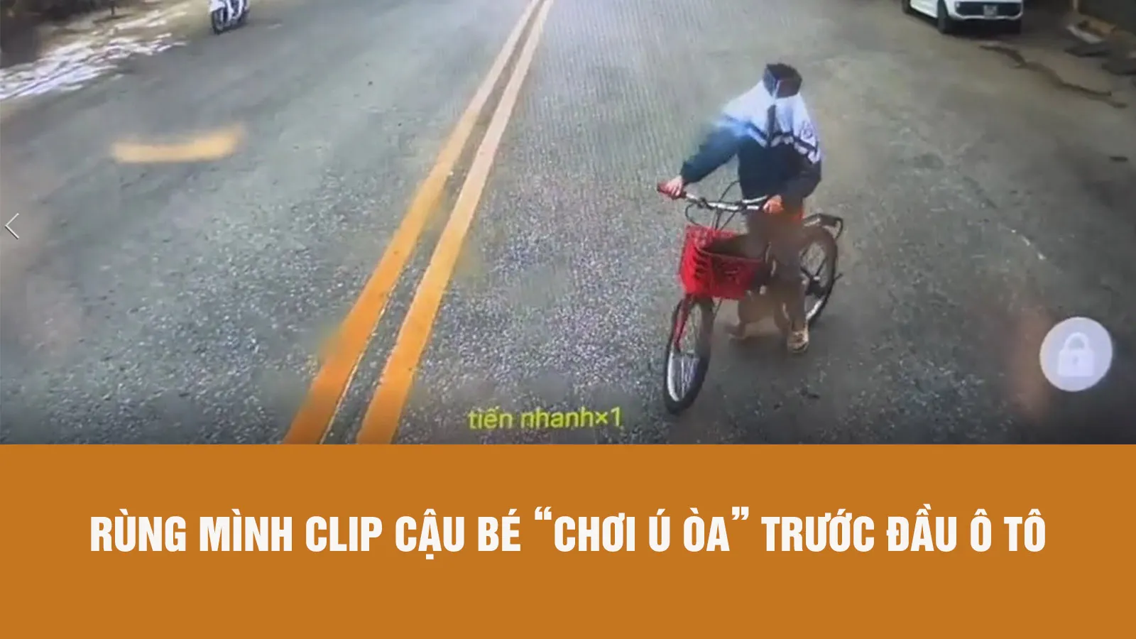 Cậu bé bịt mắt phóng xe đạp ra giữa đường khiến tài xế ô tô thót tim