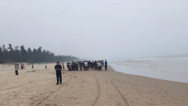 3 học sinh lớp 7 đi tắm biển bị đuối nước ở Hà Tĩnh
