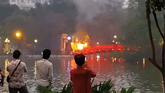 Cháy quầy bán vé tham quan hồ Hoàn Kiếm