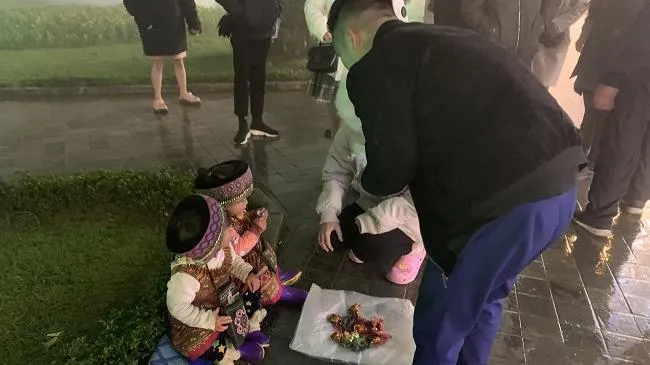 Sapa: Bắt 2 con ruột bán hàng rong, chèo kéo khách, người mẹ bị phạt 22 triệu đồng