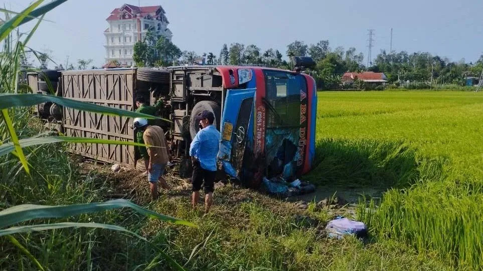 Xe khách lật xuống ruộng lúa làm 1 người tử vong, nhiều người bị thương