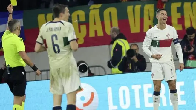 Ronaldo “xấu xí” khi cố ăn vạ để lập hat-trick trên sân Luxembourg