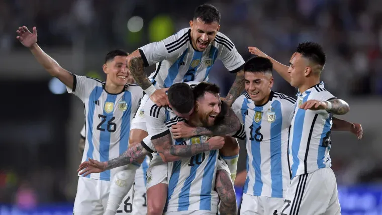 Messi lập hat-trick, vượt 100 bàn cho Argentina trong chiến thắng 7 sao