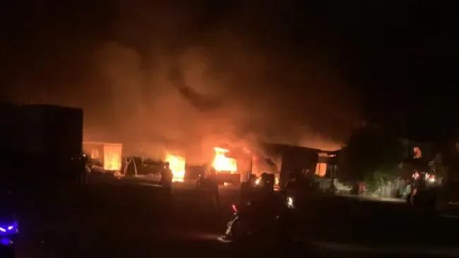 TPHCM: Cháy dữ dội kèm tiếng nổ ở một nhà xưởng quận 12