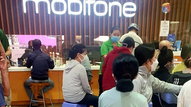 Sát ngày chốt chuẩn hóa thông tin, các cửa hàng đông nghẹt người giao dịch