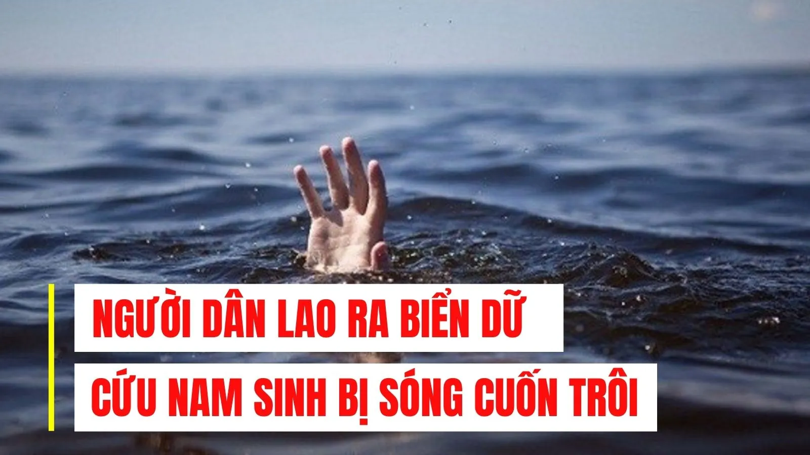 Người dân lao ra biển dữ cứu nam sinh bị sóng cuốn trôi