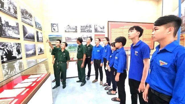 Bài 1: Đấu tranh phản bác quan điểm sai trái, thù địch, xuyên tạc, bôi nhọ các lãnh tụ của Đảng