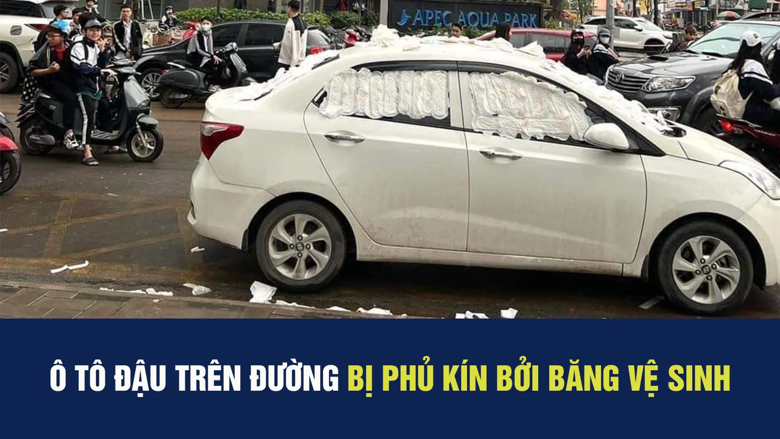 Xe ô tô đỗ trên đường bị dán băng vệ sinh